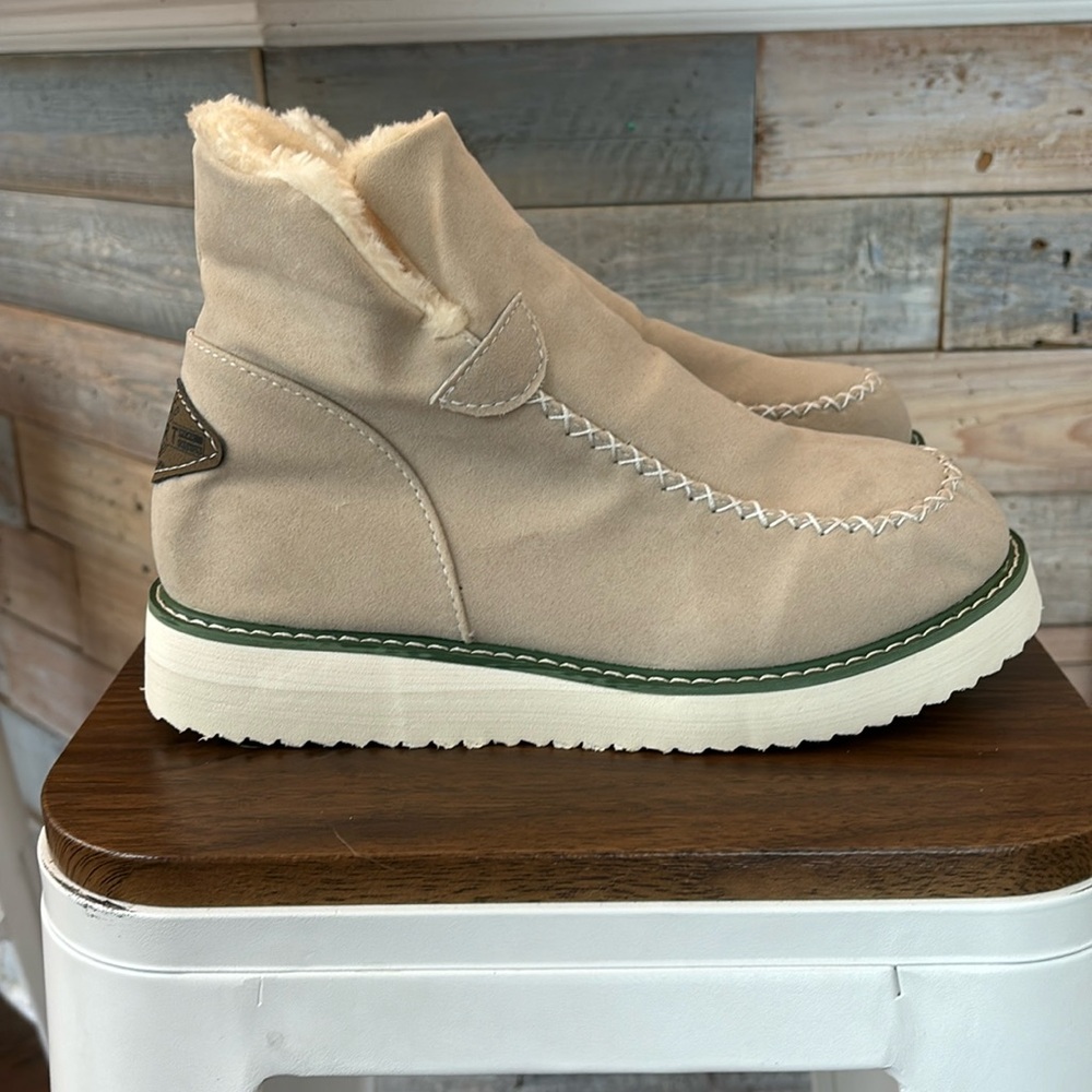 NWOT high ankle boots with faux fur lining
